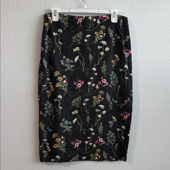 Sanctuary Dresses & Skirts - Sanctuary Black Floral Pencil Skirt